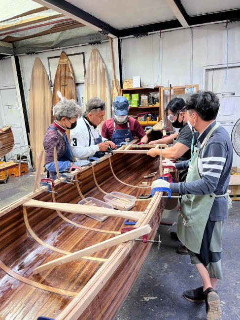 ▲ ‘카누 제작반 지원’ 프로그램에 참여한 1기 참가자들이 우든카누를 만들고 있다.