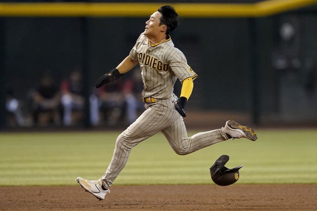 ▲ San Diego Padres‘ Ha-Seong Kim advances to third on a throwing error during the sixth inning of a baseball game against the Arizona Diamondbacks, Wednesday, June 29, 2022, in Phoenix. (AP Photo/Matt York)
<All rights reserved by Yonhap News Agency>