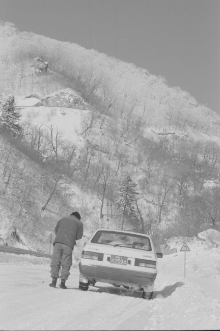 ▲ 1980년대 내린 폭설로 오색령에서 차량이 고립된 모습. 사진제공=양양군청