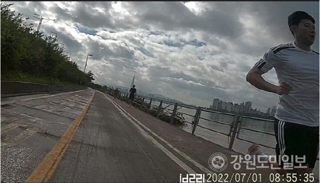 ▲ 손흥민이 지난 1일 한강 근처에서 자전거 도로를 따라 조깅하는 모습이 네티즌들에게 포착됐다.