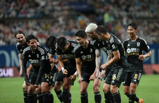 ▲ 13일 서울월드컵경기장에서 열린 팀 K리그와 잉글랜드 프로축구 프리미어리그 토트넘 홋스퍼의 친선경기에서 조규성이 득점 후 동료들과 환호하고 있다. 사진=연합뉴스