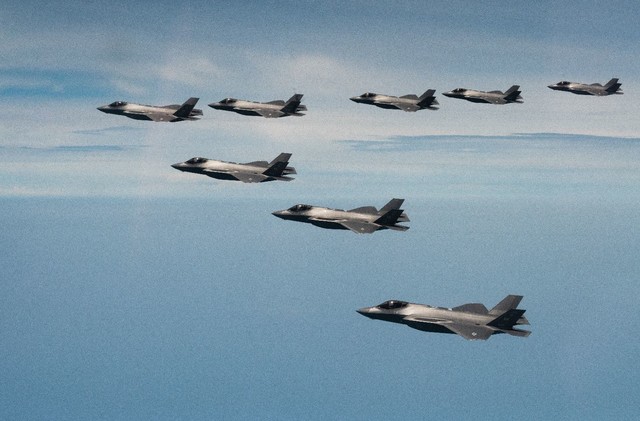 한미 공군이 지난 11일부터 14일까지 한미 연합 작전 수행능력 향상을 위해 F-35A 연합비행훈련을 최초로 실시했다고 밝혔다. 사진은 미국 편대장이 편대를 이끄는 장면. 2022.7.14 [공군 제공. 재판매 및 DB 금지]