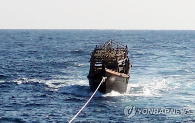 2019년 11월 8일 당시 해군이 동해상에서 나포한 북한 어선을 북측에 인계하기 위해 예인하고 있다. 연합뉴스