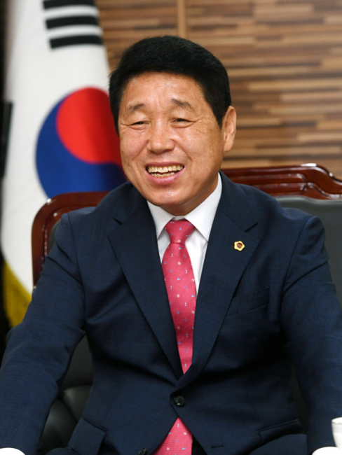 ▲ 권혁열 강원도의회 의장 △ 강릉 출생 △ 강릉 사천중, 명륜고, 강릉원주대 졸업 △ 제8대·9대 도의원, 9대 도의회 후반기 부의장 △ 현 제11대 강원도의회 전반기 도의장