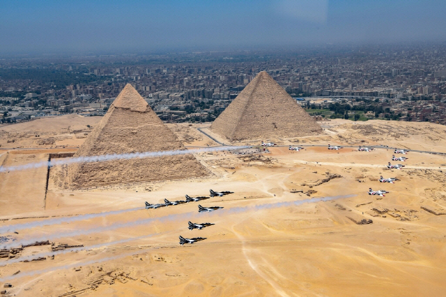 ▲ 피라미드 에어쇼 2022에 참가한 공군특수비행팀 블랙이글스가 이집트 공군 특수비행팀 실버스타즈와 우정비행을 하고 있다. [공군 제공]