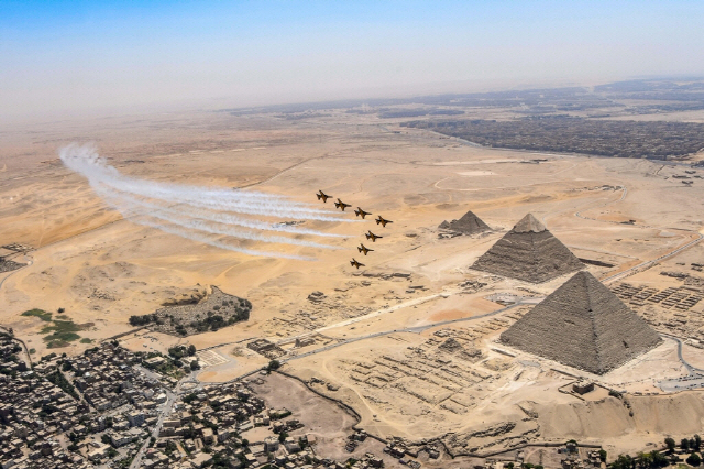 ▲ 피라미드 에어쇼 2022에 참가한 공군특수비행팀 블랙이글스가 이집트 공군 특수비행팀 실버스타즈와 우정비행을 하고 있다. [공군 제공