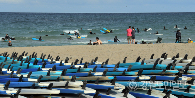지난 22일 양양 해변에는 관광객들이 서핑을 즐기고 있다. 김학주 객원사진기자