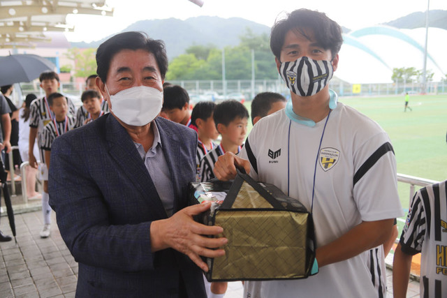 ▲ 2022금강대기유소년축구대회가 7일 횡성 6개구장에서 성황리에 폐막한 가운데 김명기 횡성군수가 서울 한마음FC 지도자에게 횡성한우세트를 선물하고 대회선전을 격려하고 있다. 박창현