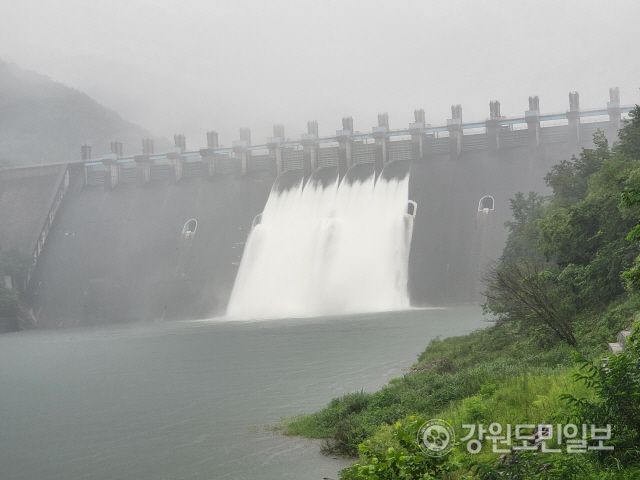 ▲ 강원도내 곳곳에서 폭우가 지속되자 한국수력원자력 한강수력본부는 8일 낮 12시부터 화천댐의 방류를 시작했다.