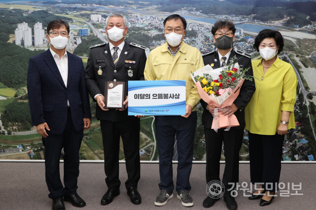 ▲ 김진하 양양군수는 9일 강원도자원봉사센터의 이달의 으뜸봉사단체로 선정된 서면자율방범대(대장 최순원) 시상식을 개최했다.
