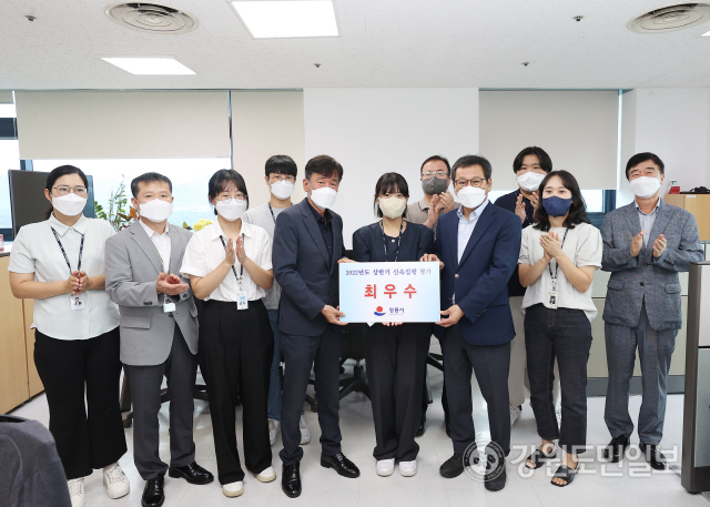 ▲ 김홍규 강릉시장은 9일 올 상반기 신속집행 우수부서인 자원순환과 등을 방문, 직원들을 격려했다.