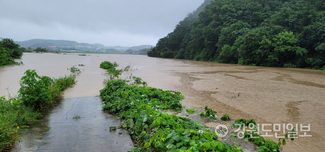 ▲ 9일 원주에 내린 폭우로 문막읍 섬강이 범람하면서 인근 농경지와 도로가 모두 침수됐다.