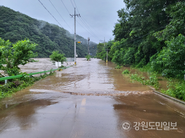 ▲ 홍천 북방면 노일리 마을 진출입로가 10일 오전6시쯤 불어난 강물로 인해 도로가 잠겼다.