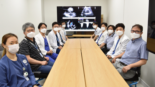 ▲ 도내 최초 ‘경피적 대동맥판막삽입술’을 성공한 연세대 원주세브란스기독병원 심장 다학제팀.