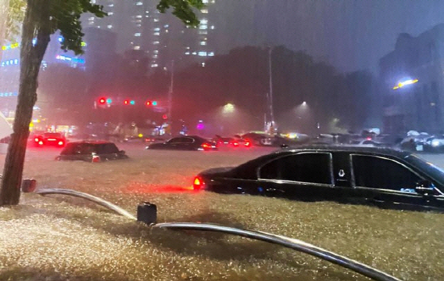 ▲ 서울에 집중호우가 내린 8일 밤 서울 대치역 인근 도로가 침수. 차량이 물에 잠겨 있다. 연합뉴스