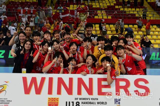 ▲ 한국 여자핸드볼 청소년(U-18) 국가대표 선수단이 세계여자청소년선수권에서 우승했다.[대한핸드볼협회 제공]