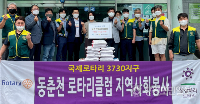 ▲ 　동춘천로타리클럽(대표 김종영)은 11일 후평1동행정복지센터를 방문해 백미(10kg) 34포를 기탁했다.