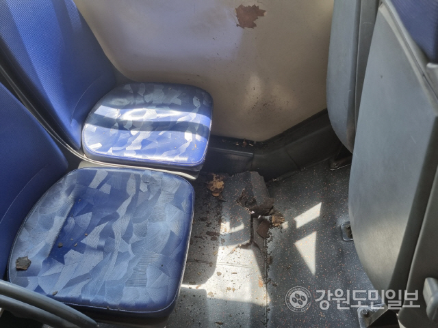 ▲ 지난 10일 춘천의 한 도로에서 달리던 시내버스 타이어가 터지는 사고가 발생했다. 타이어가 터져 버스가 주저앉는 과정에서 좌석 바닥 일부가 파손, 승객이 타박상 등을 입었다.