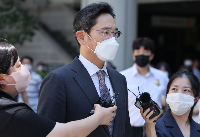 ▲ 회계 부정과 부당 합병 등의 혐의로 재판에 넘겨진 이재용 삼성전자 부회장이 12일 서초구 서울 중앙지방법원에서 열린 1심 속행공판에 출석해 오전 재판을 마친 뒤 법정을 나서고 있다. 이 부회장은 이날 정부가 발표한 ‘8·15 광복절 특별사면’ 대상자로 복권이 확정됐다.
연합뉴스