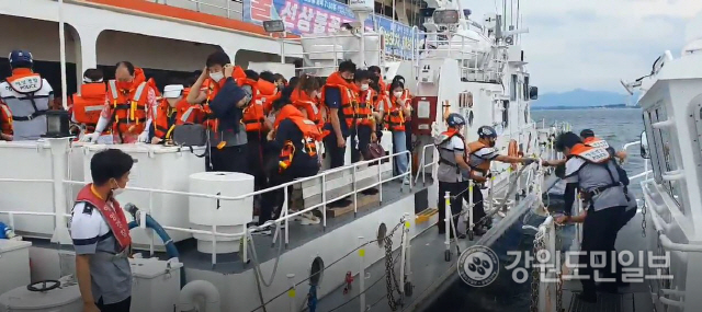 ▲ 15일 오후 1시 25분 쯤 강릉 주문진 인근 해상에서 승객 83명을 태운 여객선이 고장나 속초해경에 의해 구조됐다.