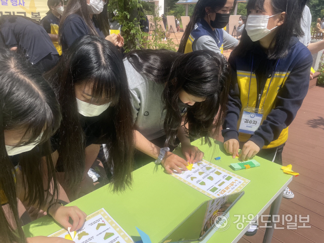 ▲ 일본군 위안부의 영혼을 상징하는 나비를 접고 있는 학생들