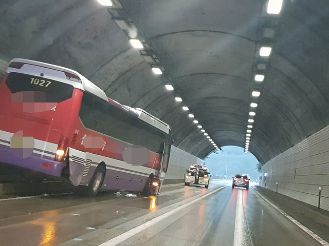 ▲ 19일 오후 5시 53분쯤 춘천시 동산몈 중앙고속도로 원무1터널에서 학생 10여명을 태운 고속버스가 터널 외벽을 들이받는 사고가 발생했다.(사진=독자제공)