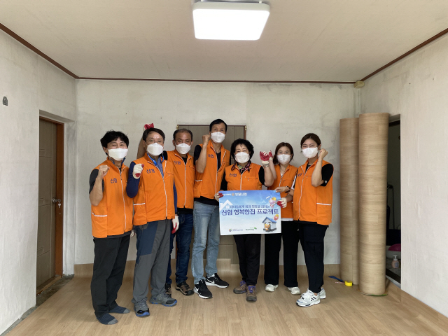▲ 영월신협 임직원과 두손모아봉사단원들이 ‘신협 행복한집 프로젝트’ 봉사활동을 전개하고 있다.