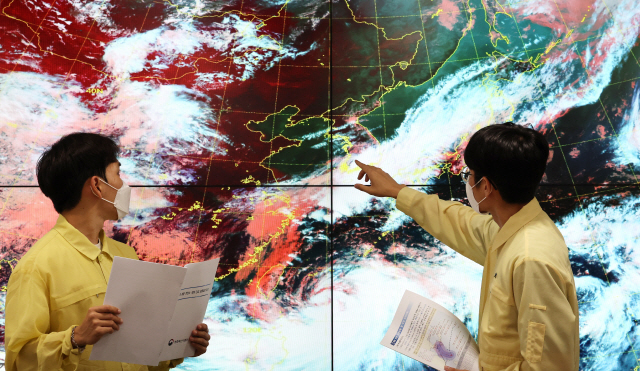 ▲ 역대급 세기로 북상 중인 제11호 태풍 ‘힌남노’가 오는 6일 새벽이나 아침 경남 남해안으로 상륙할 가능성이 크다고 2일 기상청이 밝혔다. 같은 날 세종시 정부세종청사 농림축산식품부 농업재해대책상황실에서 관계자들이 태풍의 예상 진로를 주시하고 있다. 연합뉴스