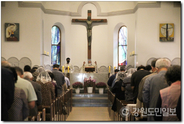 ▲ 천주교 춘천교구(교구장 김주영)는 지난 10일 죽림도 주교좌 성당에서 한가위 합동 위령미사를 봉헌했다.