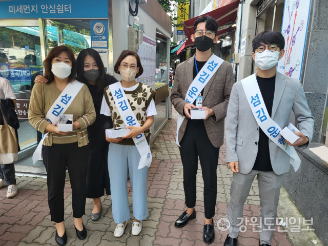 ▲ 춘천시민버스(대표 김건식)는 15일 중앙시장 환승센터에서 섬김 운행 캠페인을 진행했다.