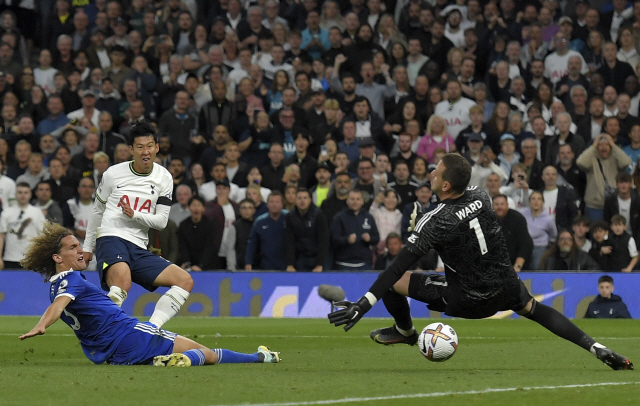 ▲ epa10190442 Son Heung-min (2-L) of Tottenham scores the 6-2 lead against Leicester‘s goalkeeper Danny Ward (R) during the English Premier League soccer match between Tottenham Hotspur and Leicester City in London, Britain, 17 September 2022.  EPA/VINCENT MIGNOTT EDITORIAL USE ONLY. No use with unauthorized audio, video, data, fixture lists, club/league logos or ’live‘ services. Online in-match use limited to 120 images, no video emulation. No use in betting, games or single club/league/player publications
<All rights reserved by Yonhap News Agency>