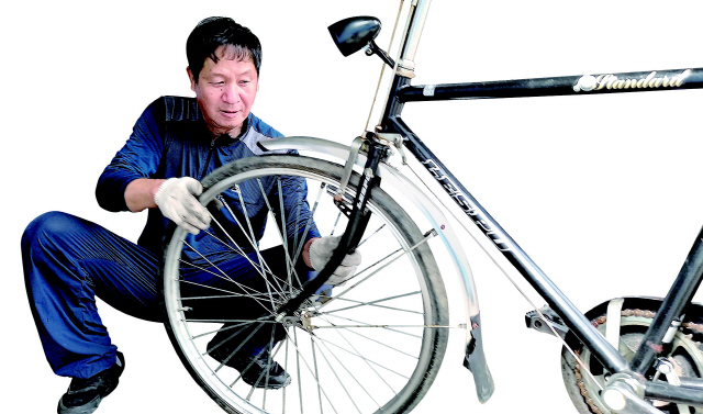 2대째 개풍오토바이를 운영하는 김영근 씨가 주민들이 가져온 오토바이와 자전거를 수리하고 있다.