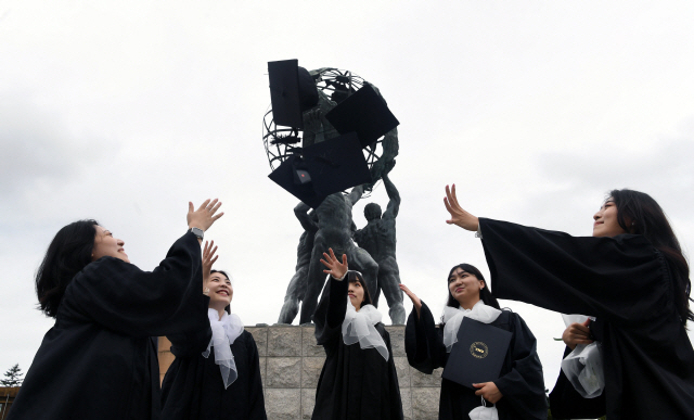 ▲ 강원대학교 후기 학위수여식에서 졸업생들이 사진을 촬영하고 있는 모습. 강원도민일보 자료사진