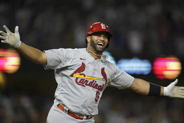 ▲ St. Louis Cardinals designated hitter Albert Pujols (5) watches after hitting a home run during the fourth inning of a baseball game against the Los Angeles Dodgers in Los Angeles, Friday, Sept. 23, 2022. Brendan Donovan and Tommy Edman also scored. It was Pujols‘ 700th career home run. (AP Photo/Ashley Landis)
<All rights reserved by Yonhap News Agency>