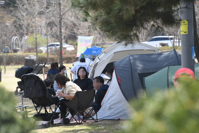 ▲ 춘천 의암공원을 찾은 시민들이 텐트를 치고 주말을 즐기고 있다. [강원도민일보 자료사진]