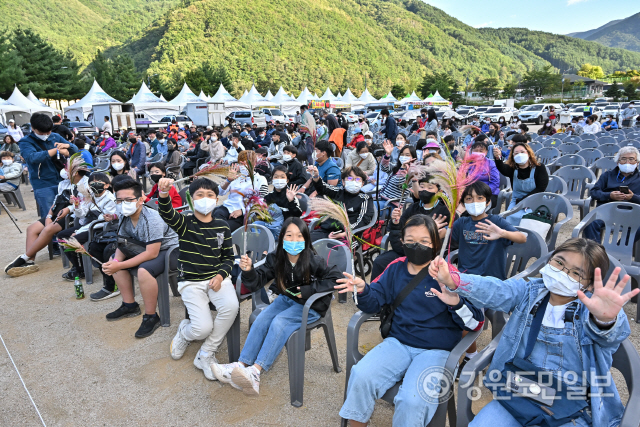 ▲ 정선 민둥산 은빛억새축제가 지난 24일 정선 남면 민둥산 운동장에서 지역주민과 관광객들이 참석한 가운데 개막식을 가졌다.
