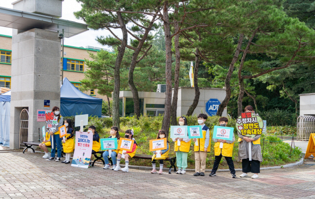 ▲ 초록우산어린이재단 강원지역본부(본부장 이창수)는 26일 원주 구곡초등학교에서 등교생들을 대상으로 그린로드대장정 교통안전 캠페인을 진행했다.