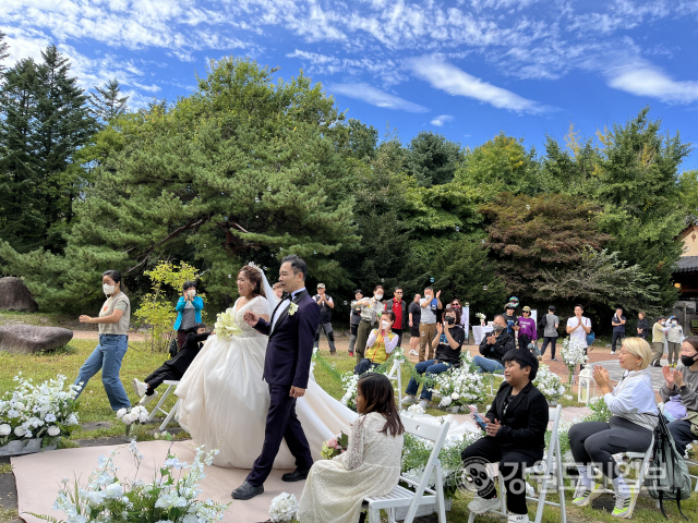 ▲ 설악산국립공원사무소는 최근 취약계층 신혼부부를 위한 숲 속 결혼식을 진행했다.