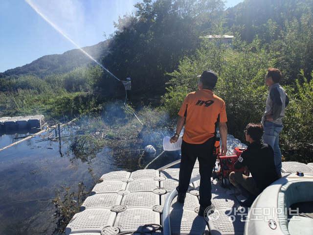 ▲ 화천소방서 직원들과 비수구미 마을 주민들이 화재진화 장비를 시연하고 있다.