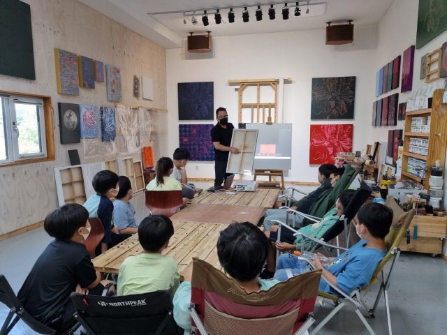 ▲ 류재림 작가가 지난 달 자신의 작업실에서 남산초교 학생들과 진행한 예술 수업 모습. 이 수업을 통해 완성한 작품이 ‘에코아트페어-제로섬씽’에 선보인다.