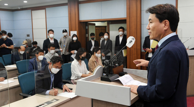 ▲ 김진태 도지사는 28일 도청 브리핑룸에서 기자회견을 갖고  “GJC가 BNK투자증권으로부터 빌린 2050억원을 대신 갚는 사태를 방지하고자 중도개발공사에 대해 회생 신청을 하기로 했다” 밝히고 있다.  서영