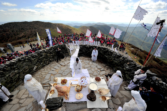 ▲ 태백문화원(원장 최명식)은 매년 10월 3일 개천절에 태백산 천제단에서 ‘태백산 천제’를 봉행하고 있다.
