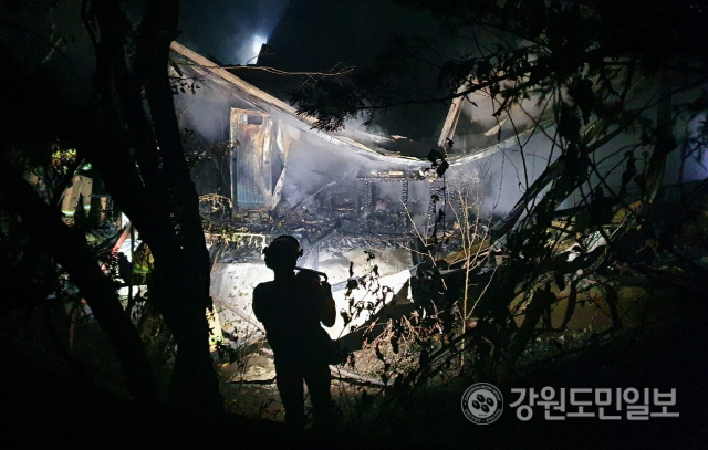 ▲ 1일 오후 5시 59분쯤 원주시 행구동 한 주택에서 화재가 발생, 집에 있던 70대 남성이 숨졌다.