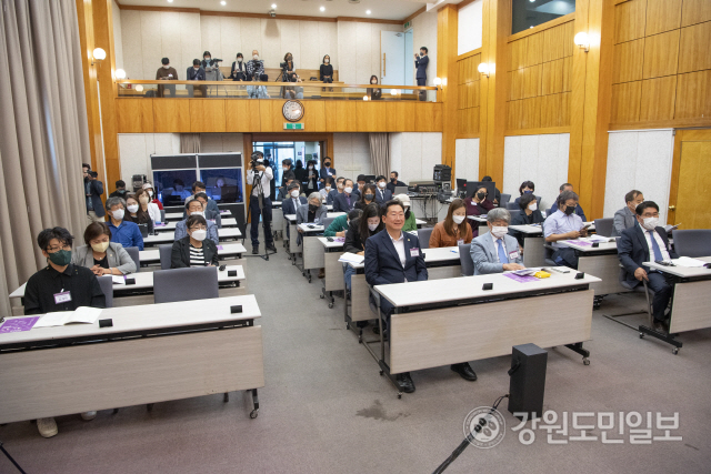 ▲ 2022 원주시 문학의 달 행사 중 하나인 ‘위기의 시대, 삶의 전환을 이끄는 문학’ 국제 포럼이 최근 원주 토지문화관에서 원강수 시장, 한경구 유네스코한국위원회 사무총장 등이 참석한 가운데 개막식과 함께 열렸다.