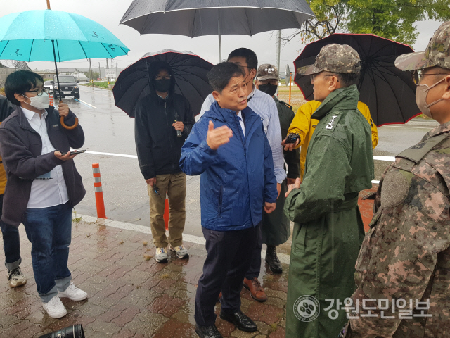 ▲ 더불어민주당 국회 국방위원회 소속 김병주·김영배·송옥주 의원과 김우영 민주당 도당위원장, 시의원들은 7일 탄도미사일 낙탄사고가 발생한 강릉 공군 제18전투비행장을 찾아 진상조사와 함께 늑장 대응에 대한 정부의 공식 사과를 요구했다.