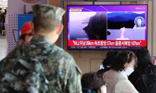 ▲ 2일 오전 서울역에서 시민들이 북한 탄도미사일 발사 관련 뉴스를 보고 있다. 연합뉴스