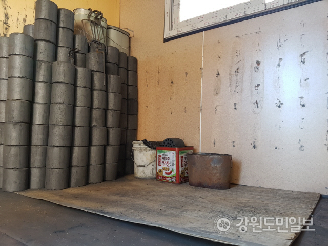 ▲ 지난 겨울 텅 빈 연탄은행 창고