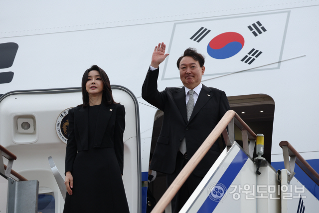 ▲ O presidente Yoon Seok Yeol e a primeira-dama Kim Geun Hee se cumprimentam no aeroporto de Seongnam durante uma turnê pelo Reino Unido, Estados Unidos e Canadá em 18 de setembro.  Foto / Fundação de Investigação Conjunta no Gabinete Presidencial