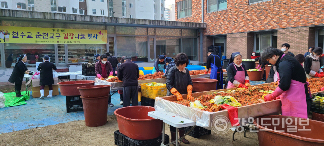 ▲ 천주교 춘천교구 사회복지회는 최근 한삶의 집 일원에서 김장 나눔 행사를 진행했다.