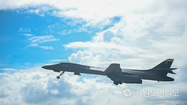 ▲ 미 공군의 B-1B ‘랜서’ 전략폭격기가 이달 11일 괌 상공을 비행하고 있다. [미 인도태평양사령부 제공]